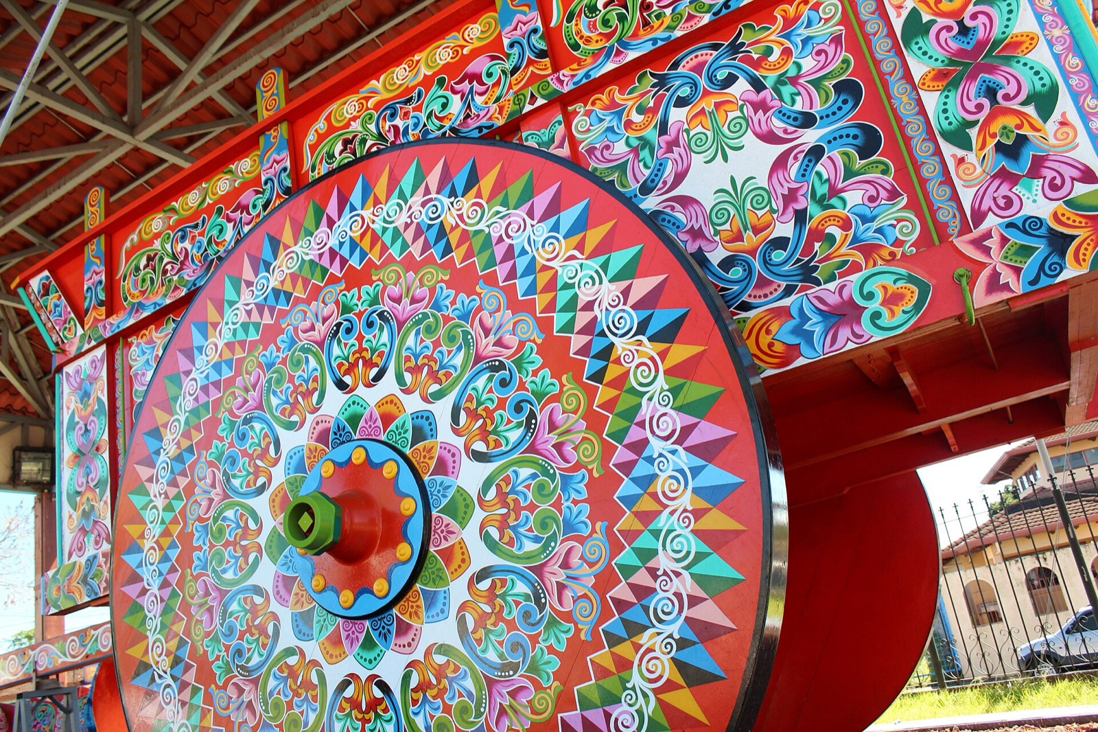 Rueda de carreta pintada a mano en Sarchí