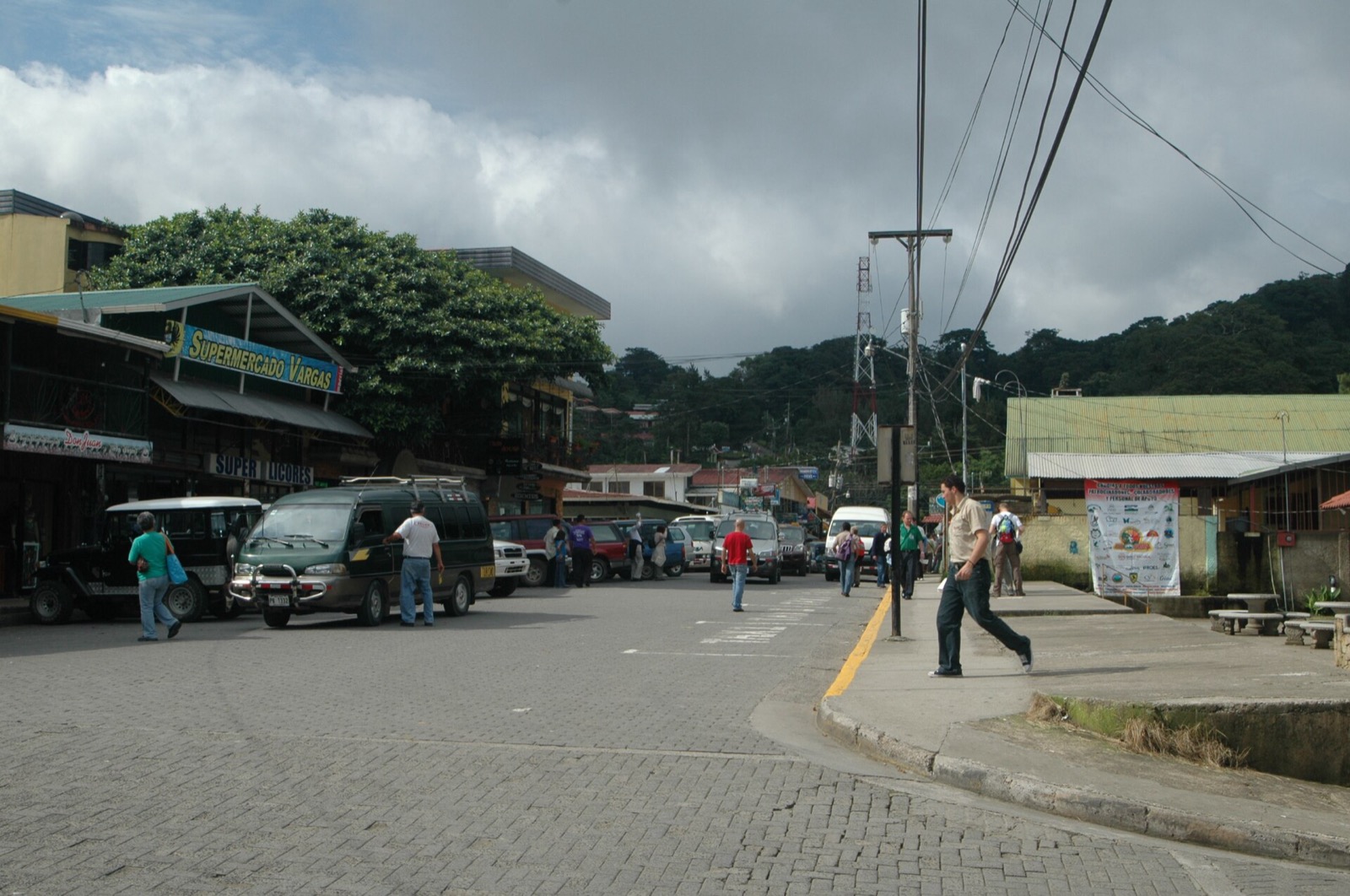 Calle del centro de Monteverde con comercios
